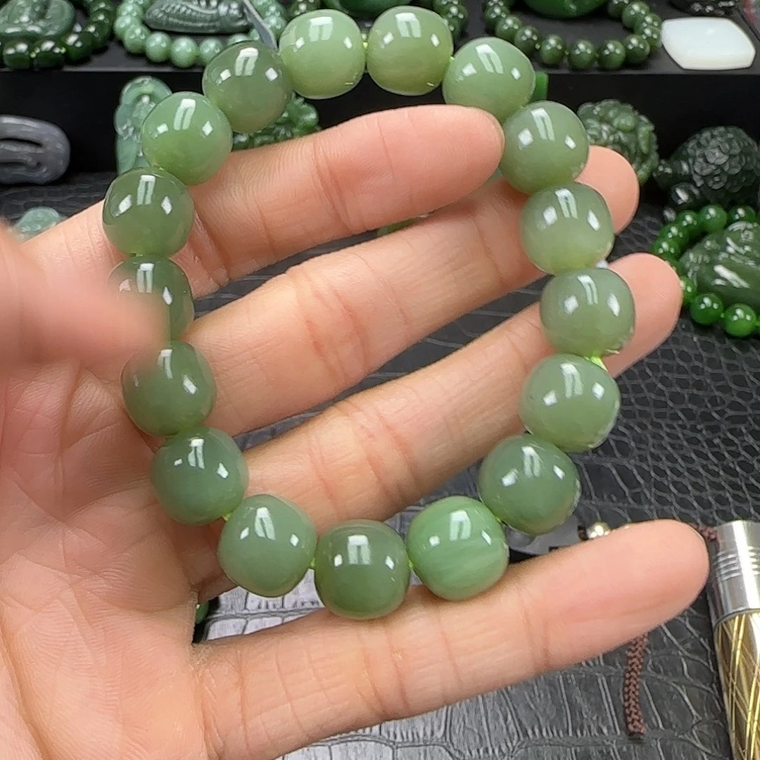 和田玉（碧玉）未镶嵌珠宝奇石