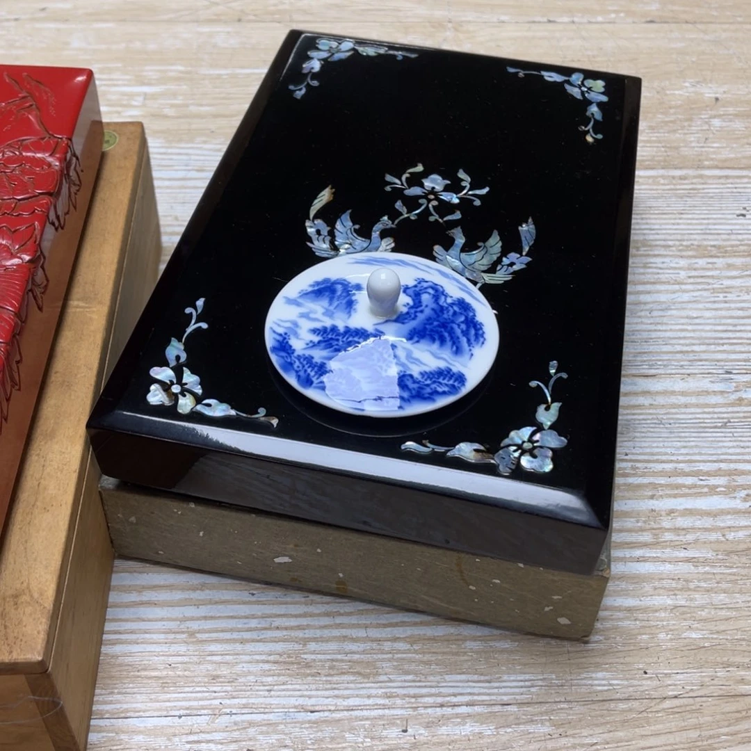 瓷片B****k密密麻麻地排列着一个