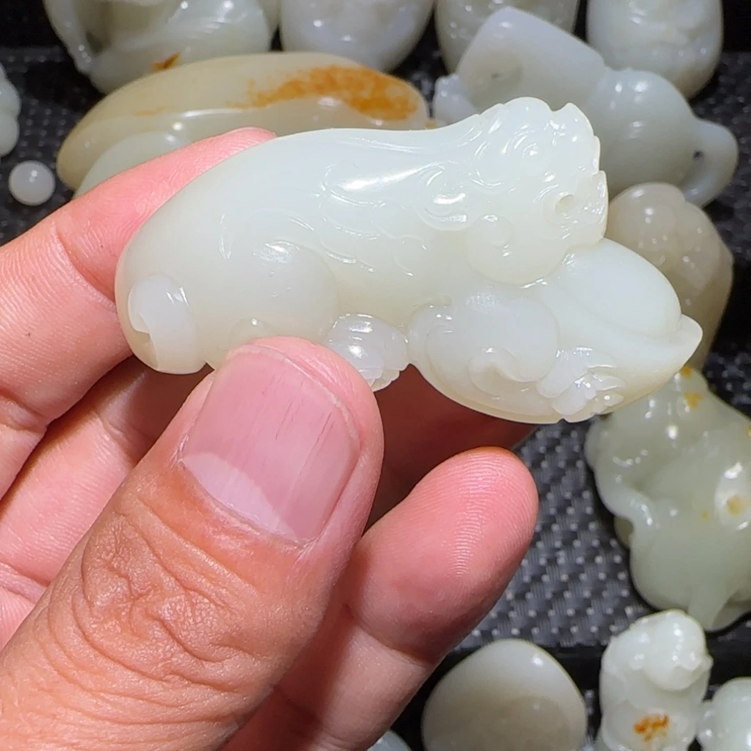 王***伟和田玉未镶嵌颈饰