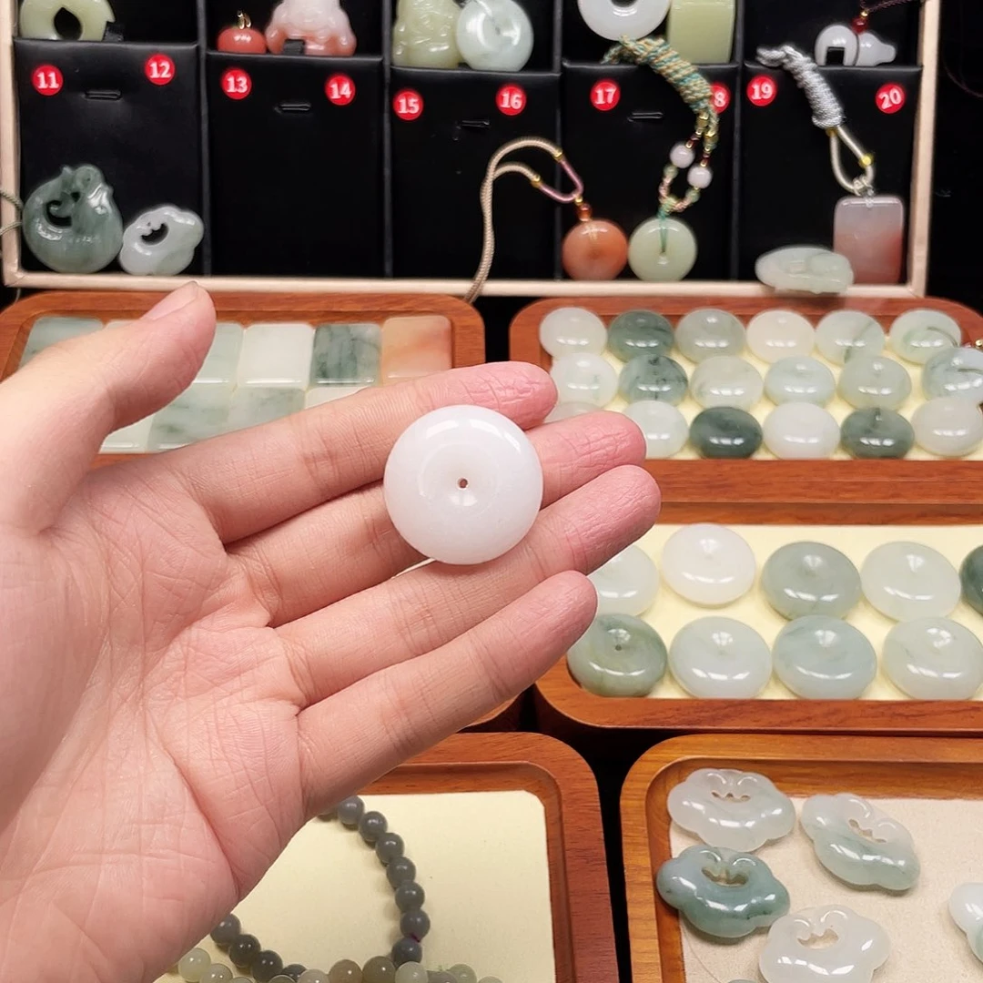 石英质玉合金颈饰