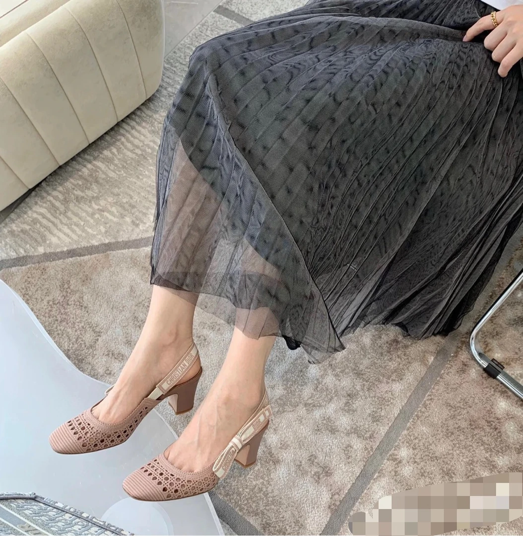 全新未使用 DIOR/迪奥 女士镂空玫粉色粗跟凉鞋114679