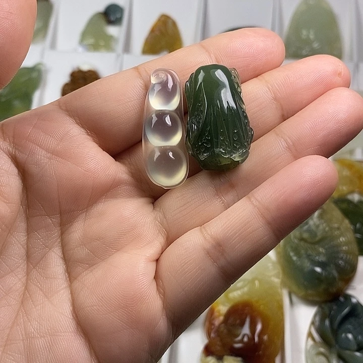 潍***宝蛇纹石玉未镶嵌颈饰