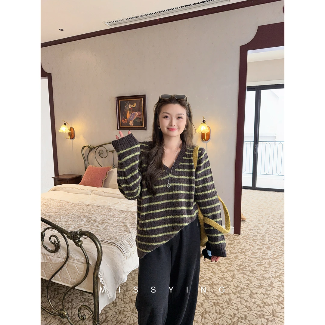 应小姐【条纹乐章】微胖大码韩版显瘦长袖休闲风条纹V领毛衣针织衫