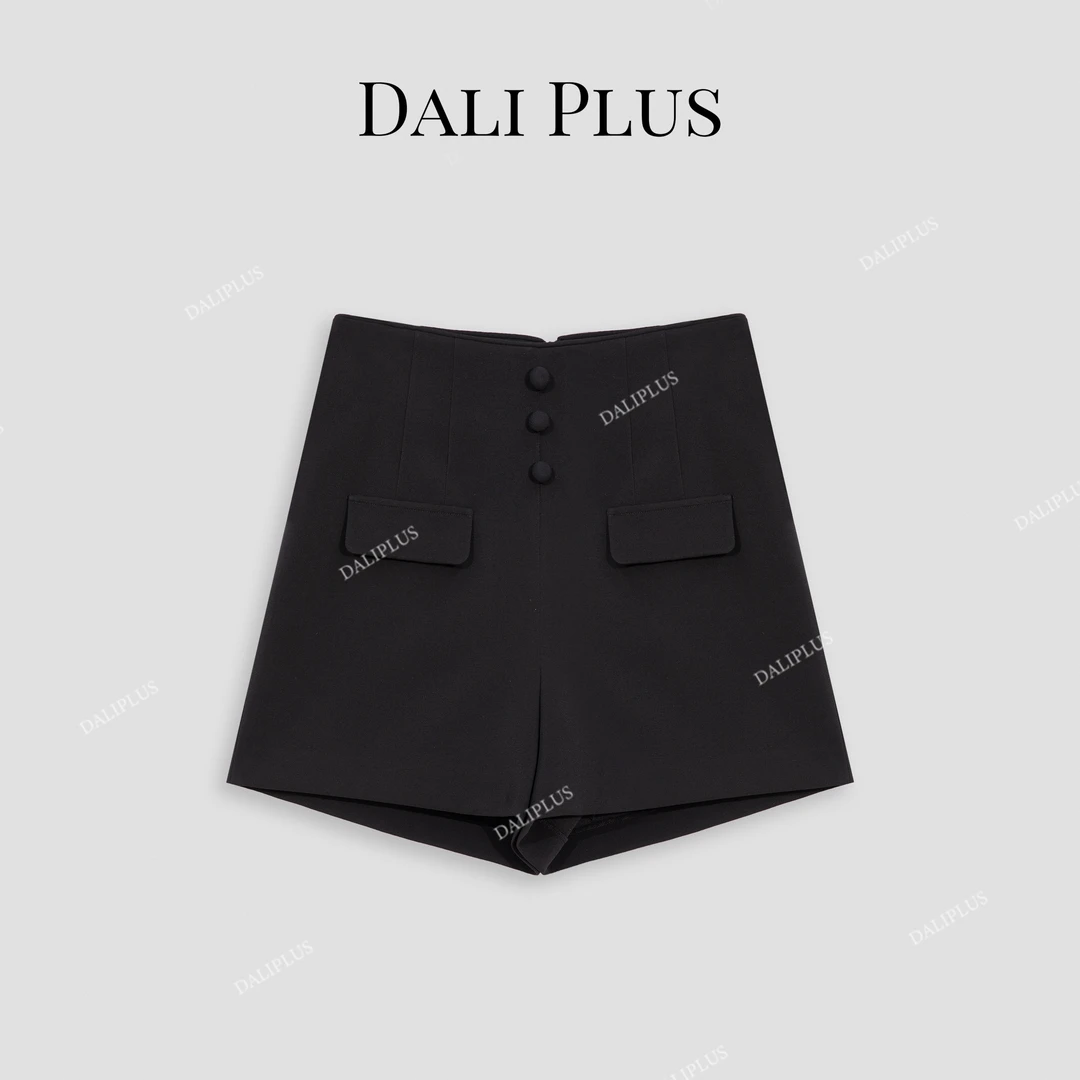 DALI PLUS高腰百搭修身显瘦三颗素色纽扣黑色滚边短裤-D5ST1067