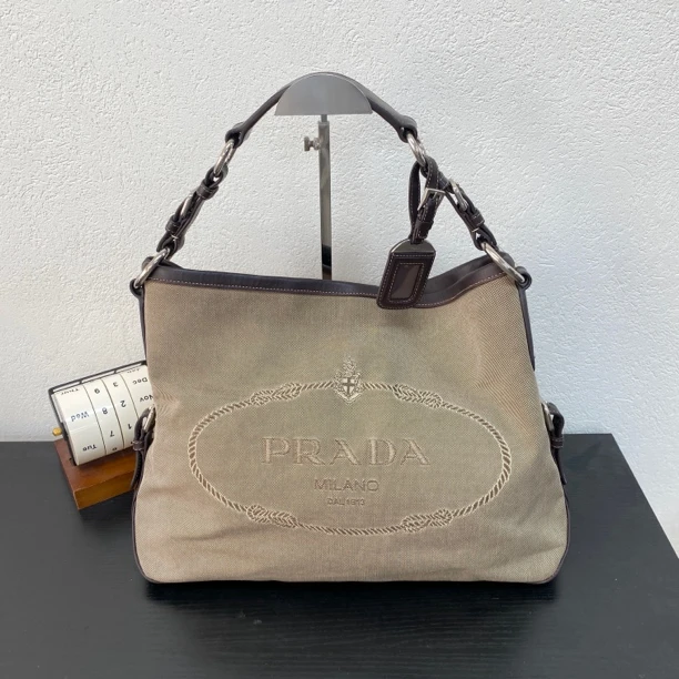 95新 Prada/普拉达 沙色帆布大标hobo底长37 123728