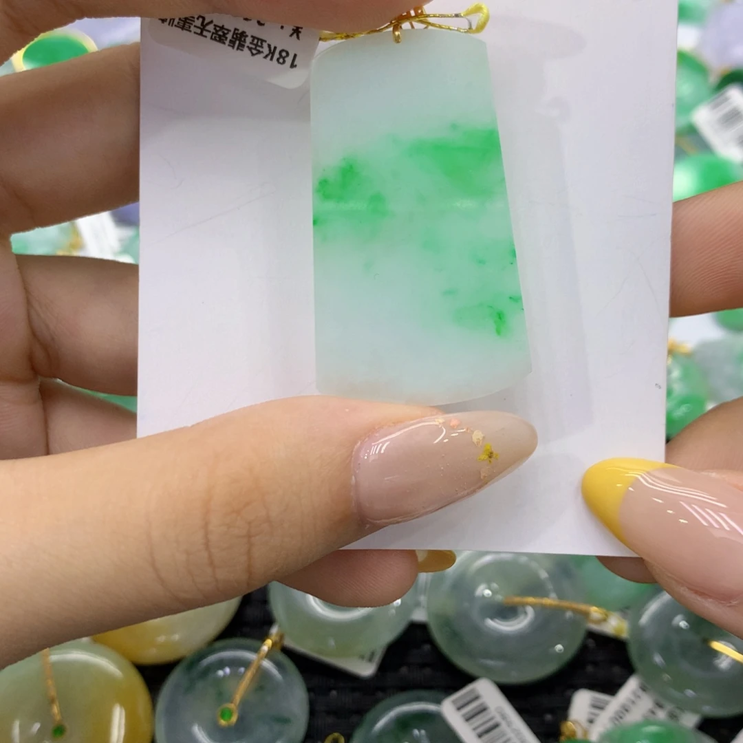 颈饰18K金镶嵌翡翠