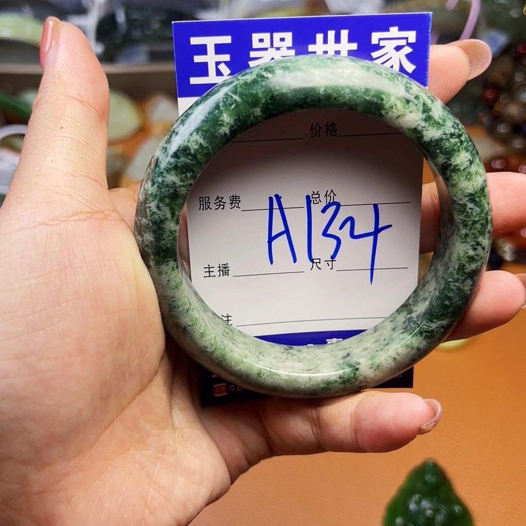 未镶嵌蛇纹石玉颈饰