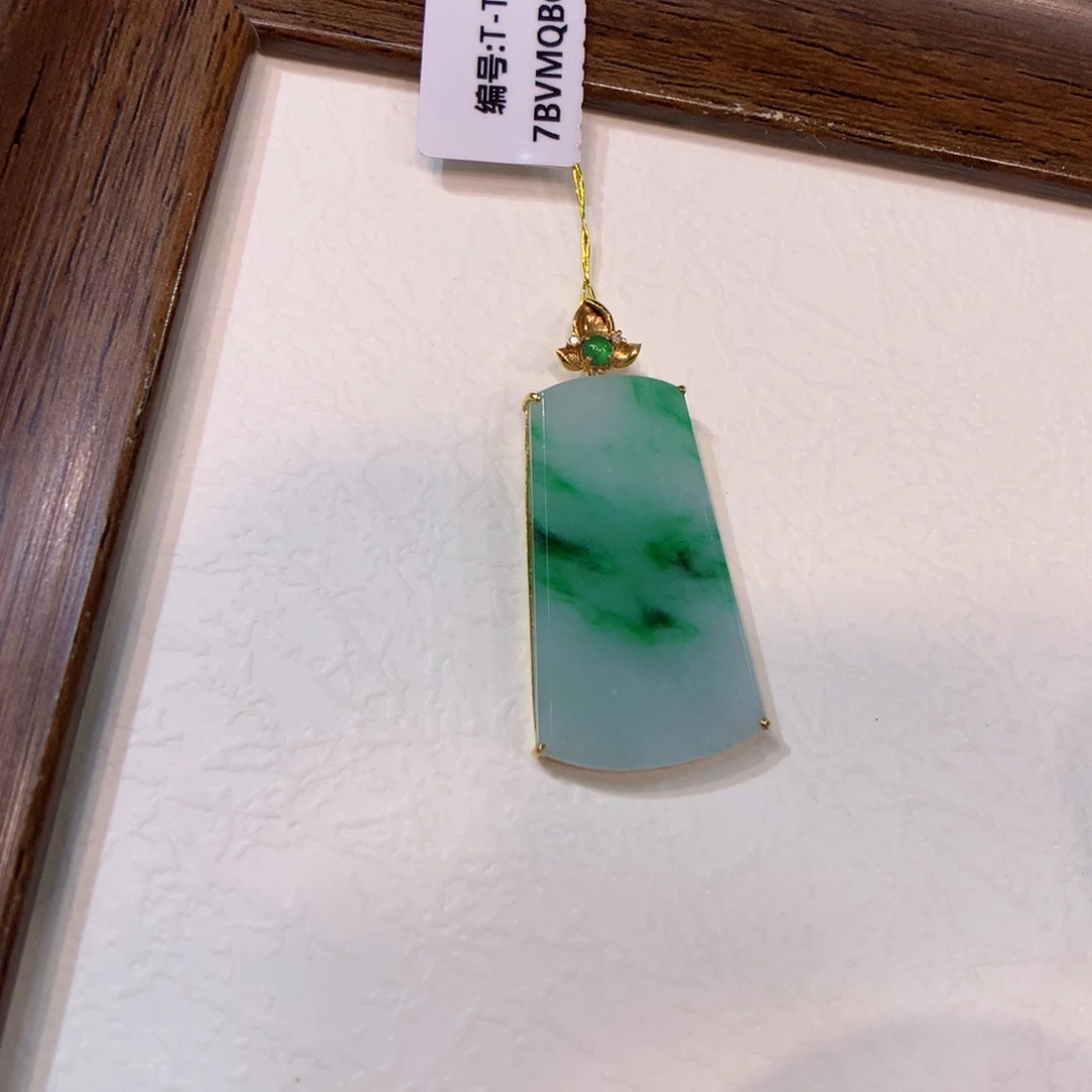 翡翠18K金镶嵌颈饰无事牌