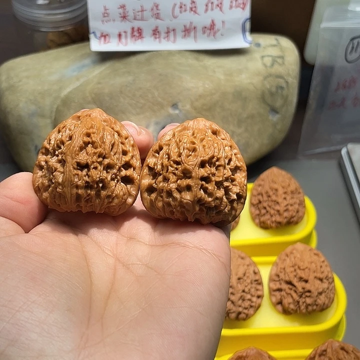 C***Y文玩核桃把件23号，42尺全品三角疆