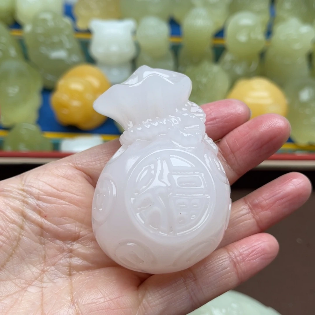 用***9玉天然桌面小摆件