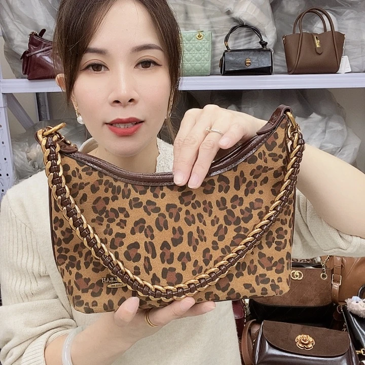 蚕丝小牛剖层皮革PU20013