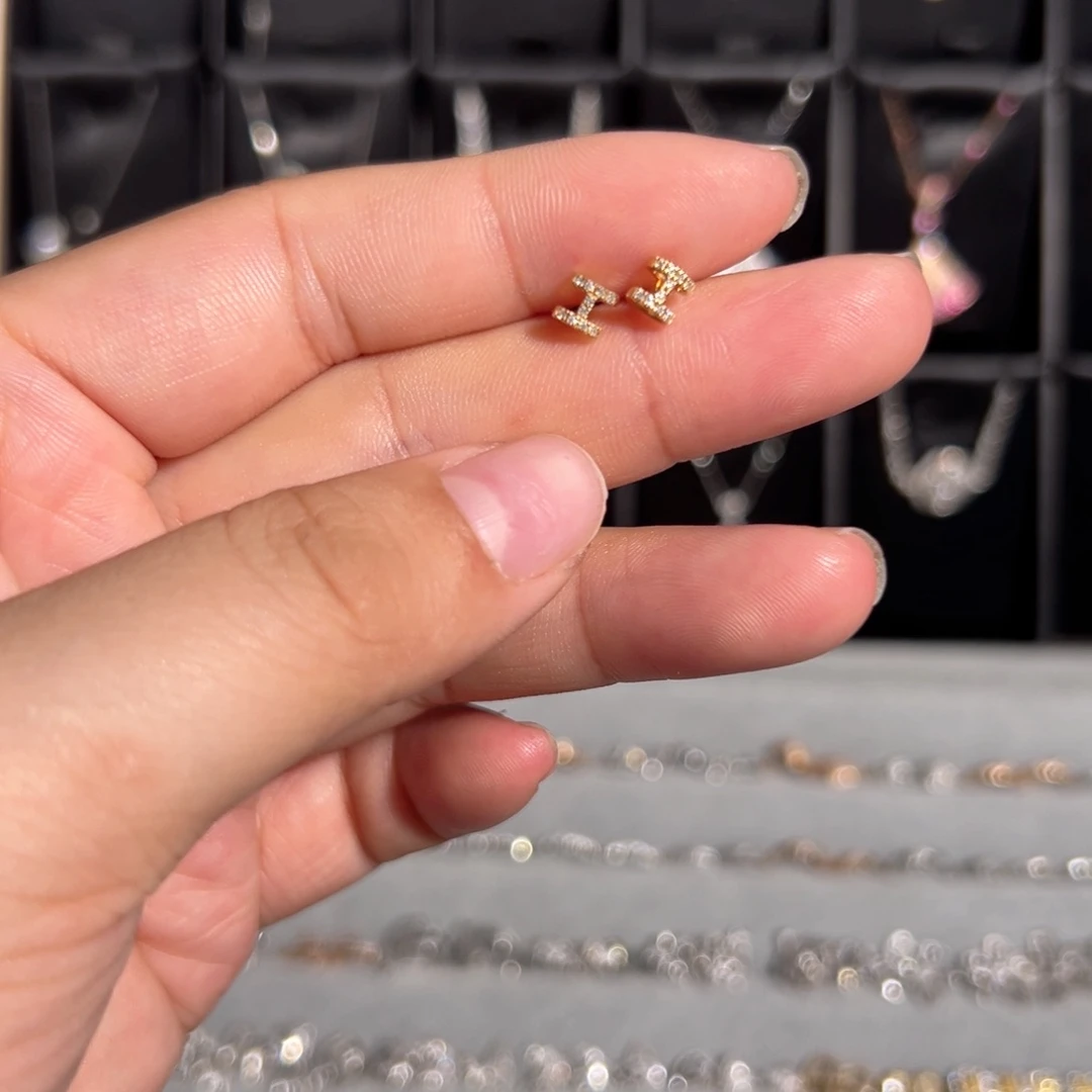 18K金镶嵌耳饰钻石小h耳钉