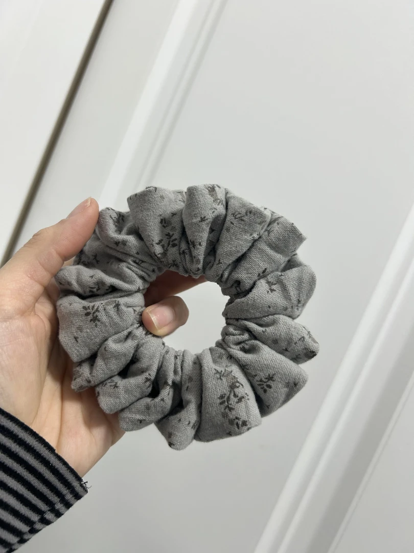 灰色碎花中肠发圈 韩系简约百搭高级感扎头发绳清新气质发饰