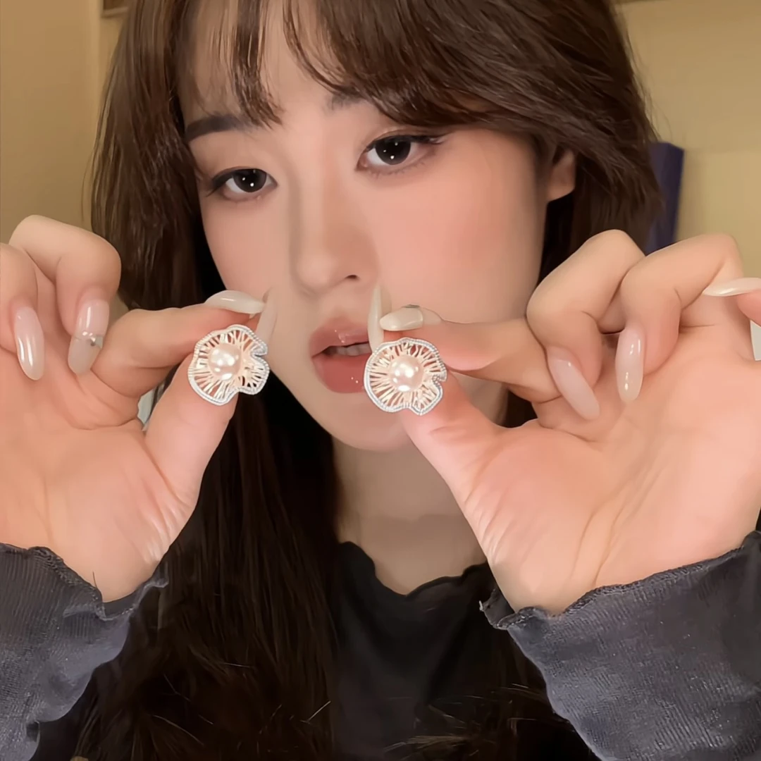 铜合金耳饰 清冷感镂空珍珠花球耳钉女高级感小众设计气质耳环