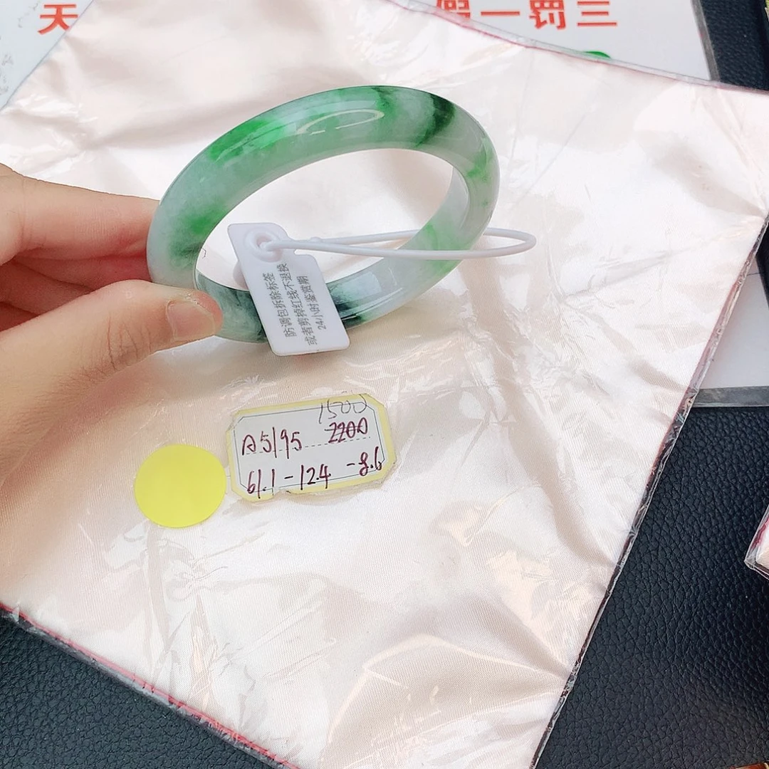 翡翠手镯未镶嵌翡翠