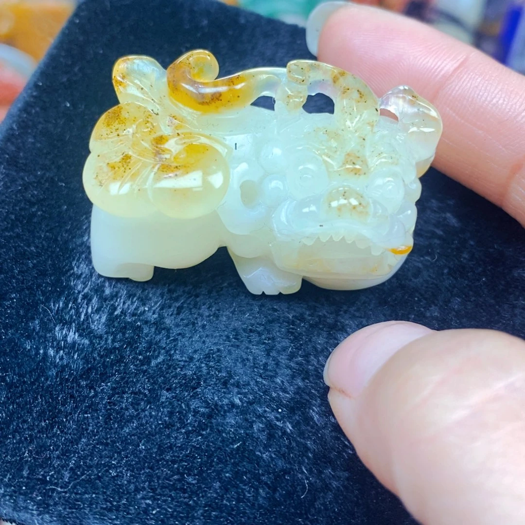 未镶嵌石英质玉（黄龙玉）颈饰