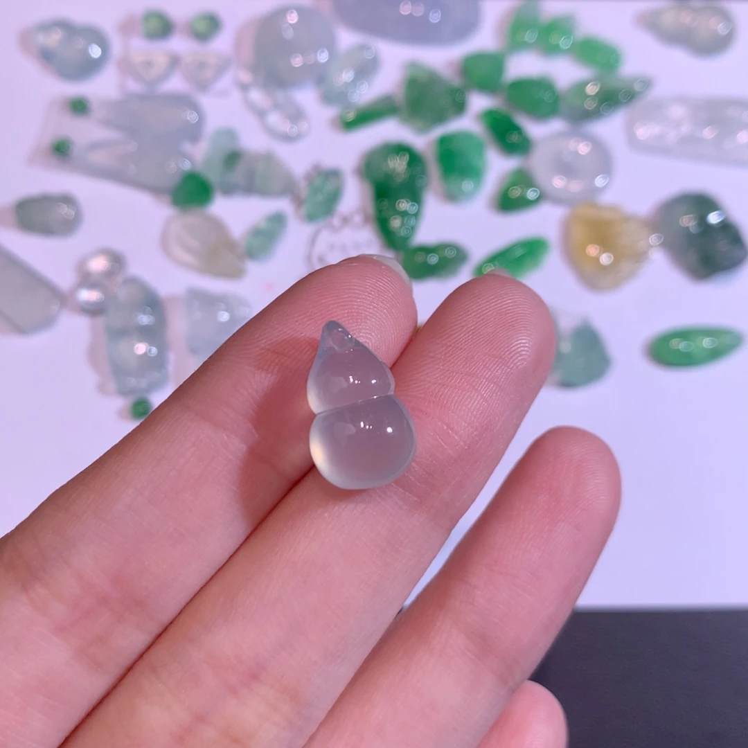 翡翠未镶嵌颈饰葫芦