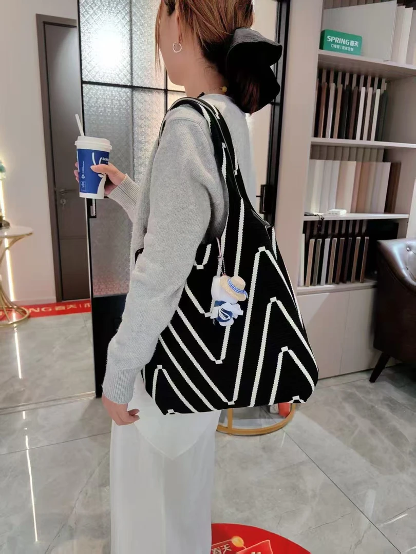 单肩针织休闲通勤手拎字母包包大容量加厚韩版斜挎托特超洋气