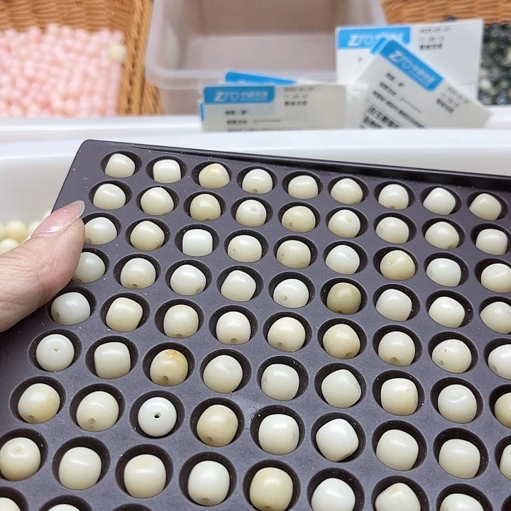 白玉菩提吊坠微瑕10奶青桶200卡灯牌宠200