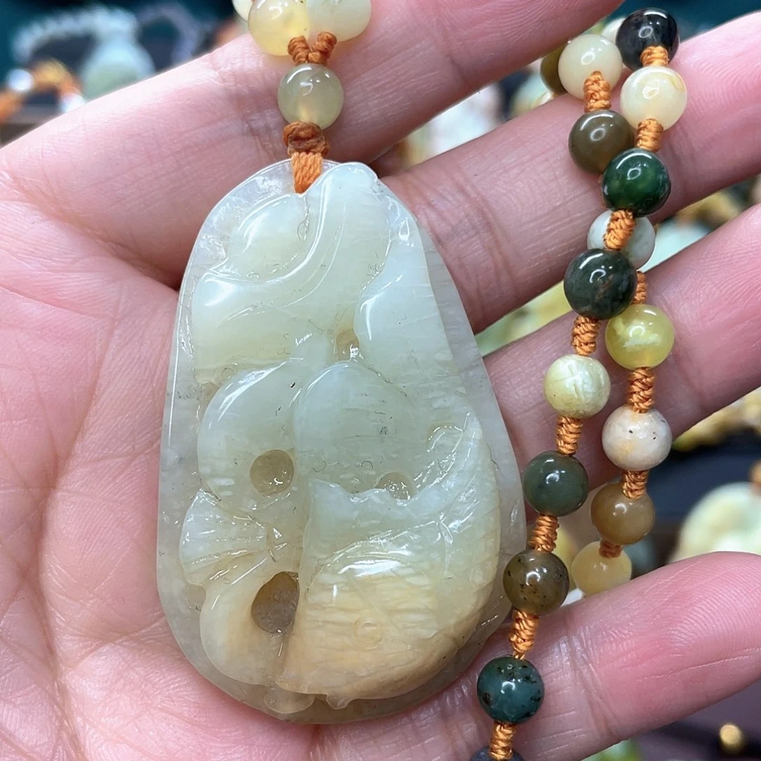 蛇纹石玉颈饰未镶嵌