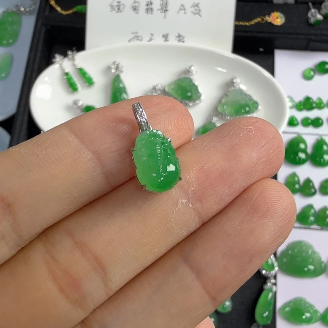 翡翠18K金镶嵌吊坠(不含链)貔貅