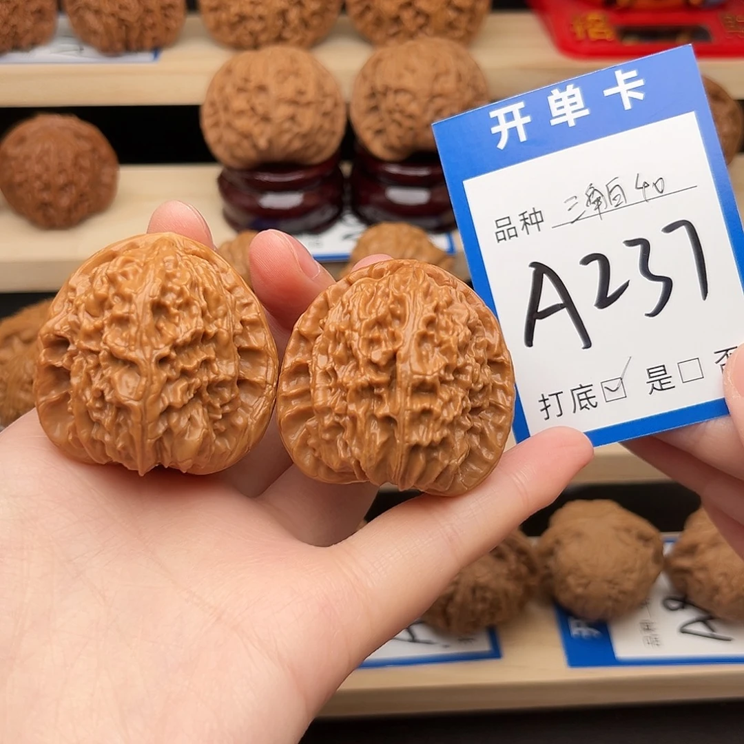 文玩核桃吊坠白狮子40