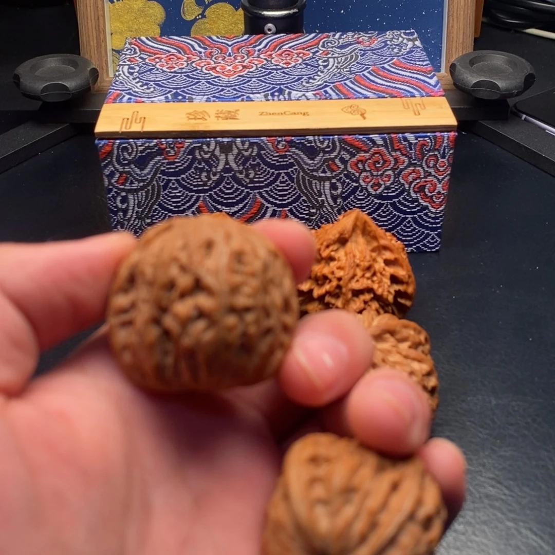 文玩核桃吊坠出家家户户也有很多好处了啊哈