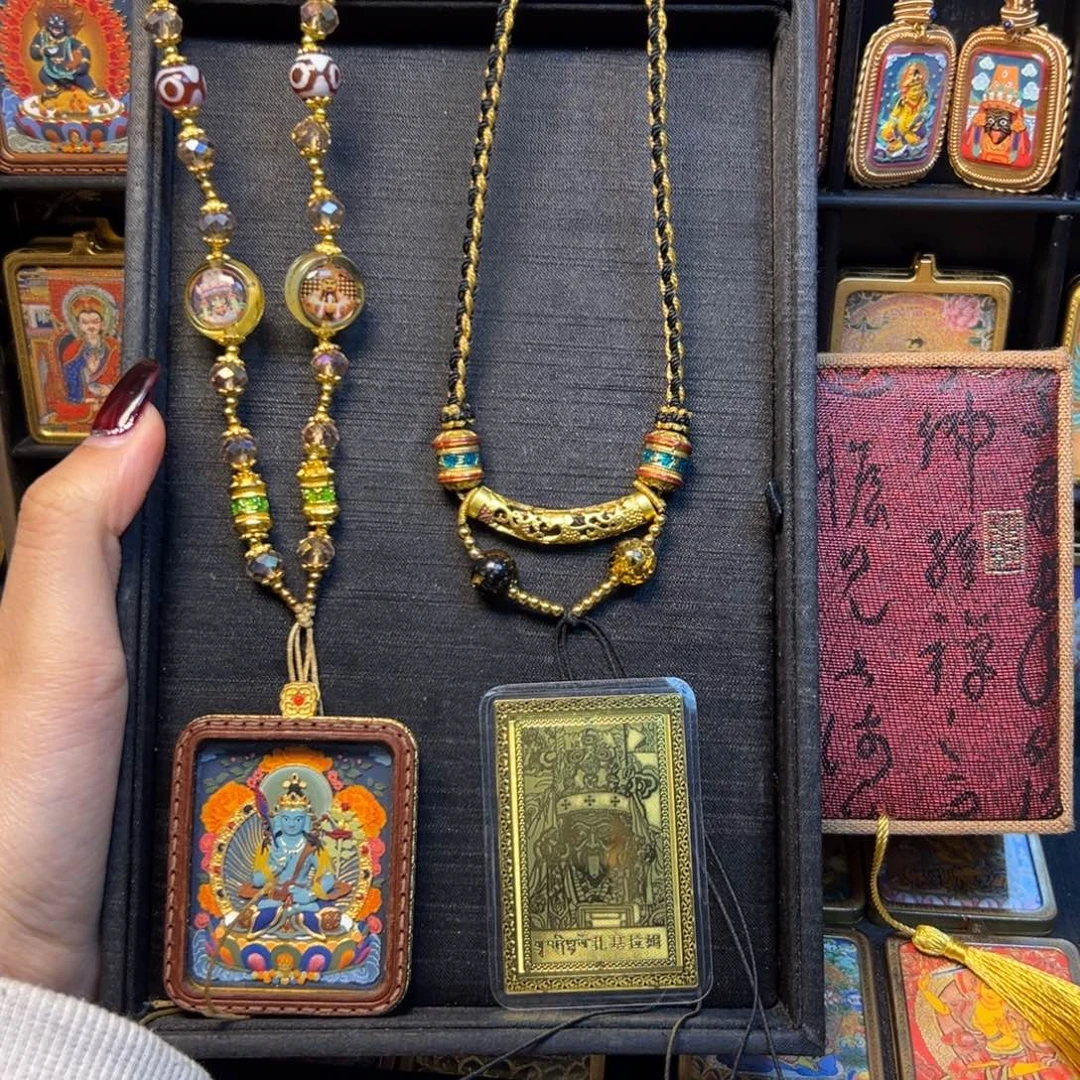 陈***乐吊坠美丽的小镇和美丽的小