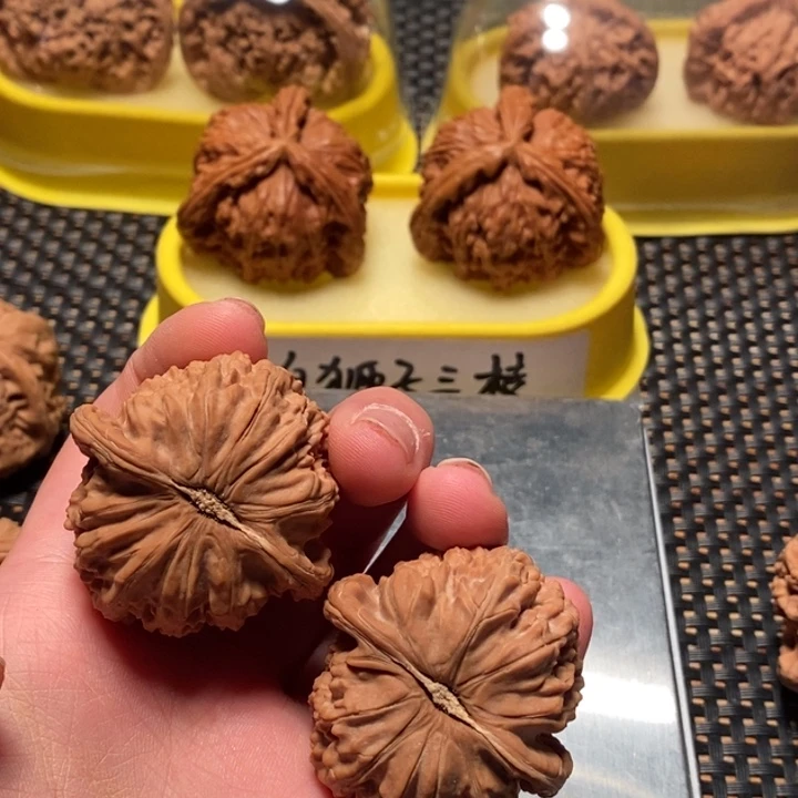 文玩核桃吊坠白狮子