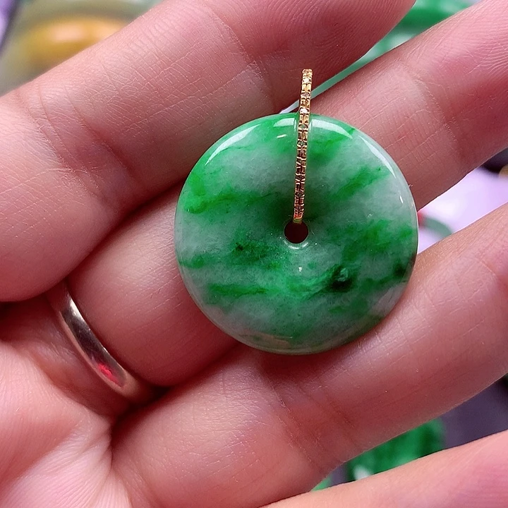 翡翠18K金镶嵌颈饰翡翠