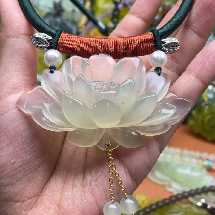 嫣***ʸ未镶嵌蛇纹石玉吊坠