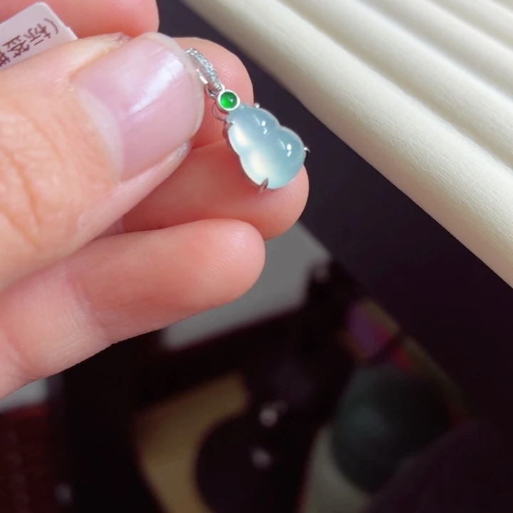 颈饰18K金镶嵌翡翠