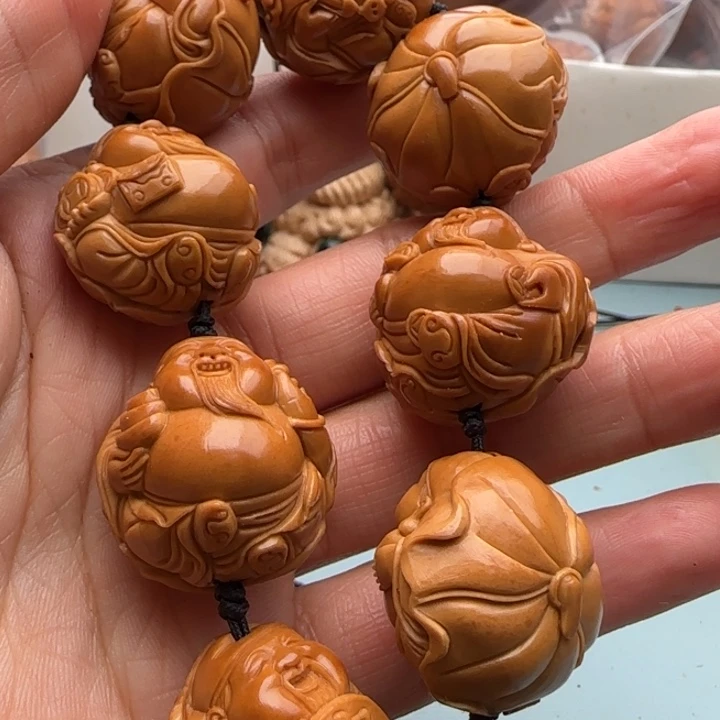 橄榄核手串远**飞雕刻工艺