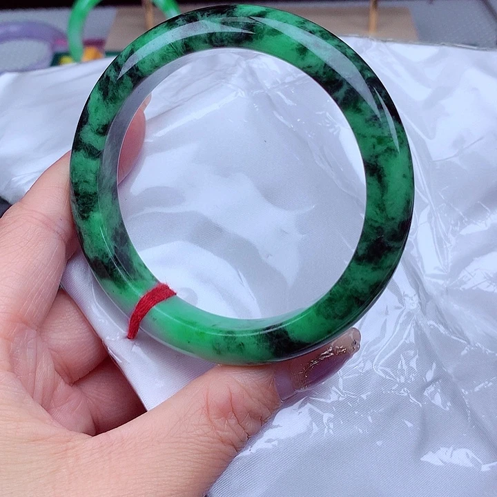 翡翠手镯未镶嵌翡翠