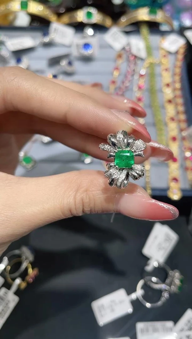 18K金镶嵌天然祖母绿戒指蝴蝶结款两用