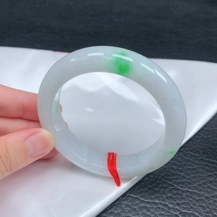 翡翠手镯未镶嵌。