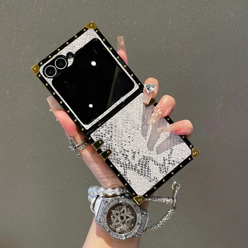 白色蟒蛇纹带珍珠手链适用三星zflip6手机壳折叠屏实用配件高级感