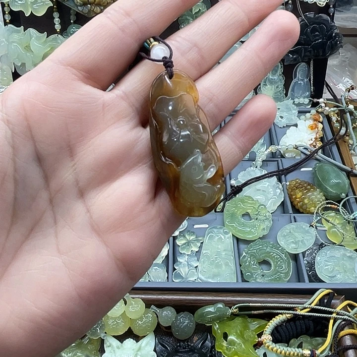蛇纹石玉未镶嵌颈饰