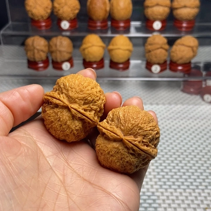 文玩核桃把件31蚂蚁纹绣球