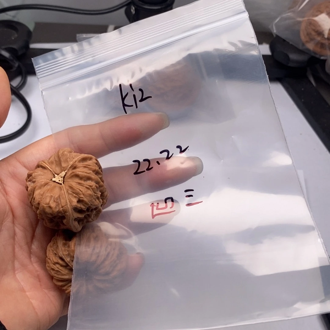 k***z文玩核桃吊坠凹三22.22
