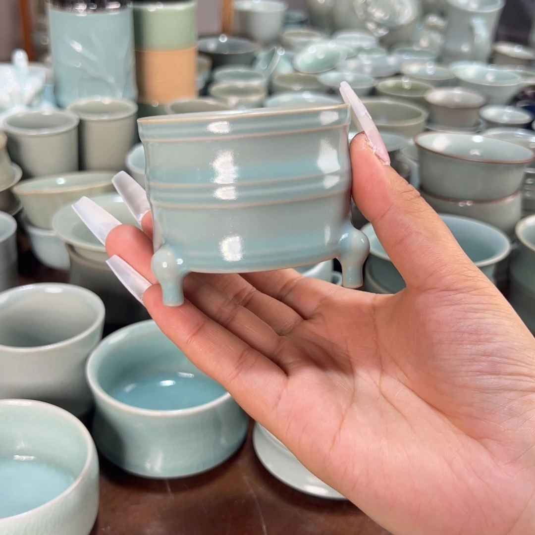 精品支钉天青三足鼎。