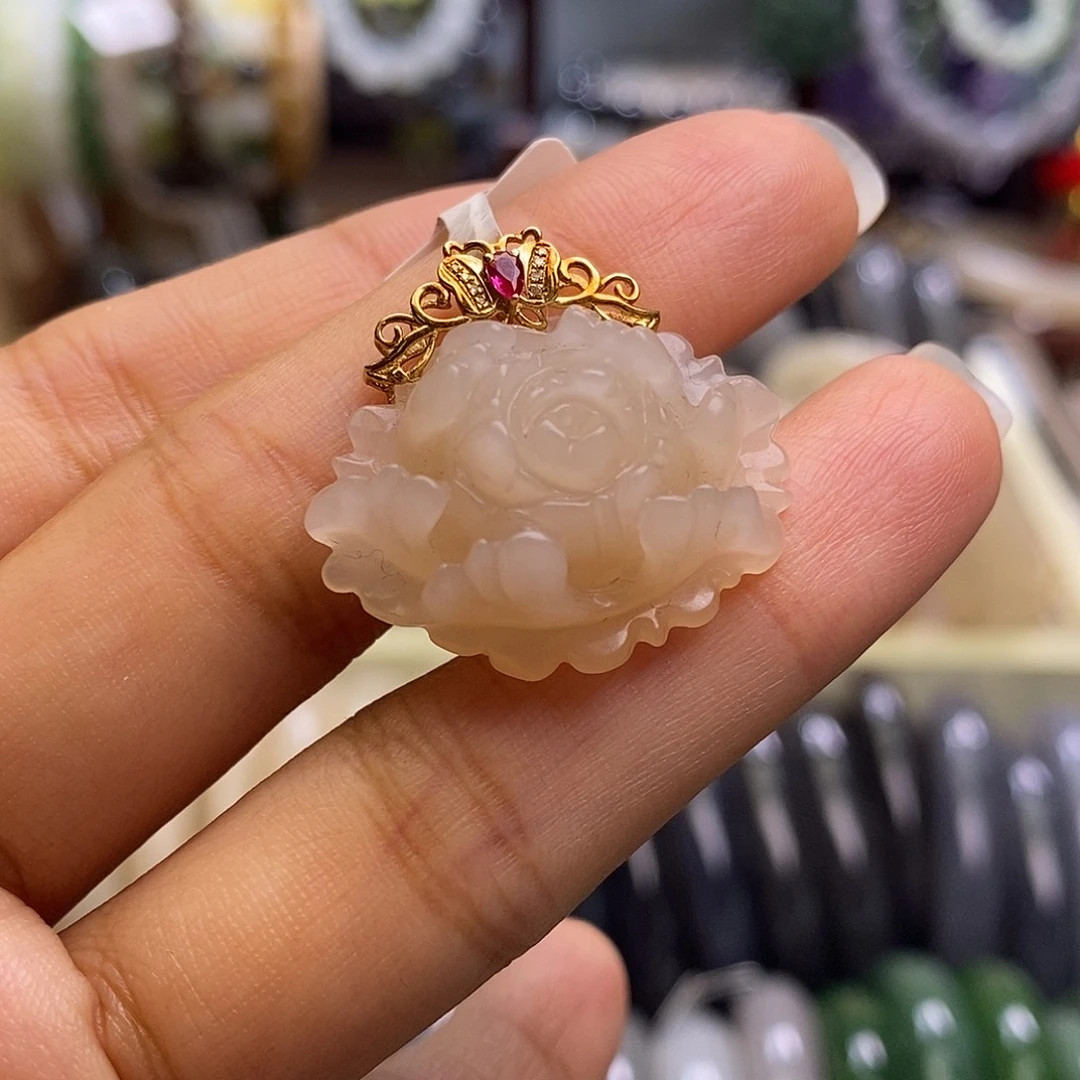 颈饰未镶嵌和田玉毕业级老坑料浓红粉金镶牡丹花吊坠