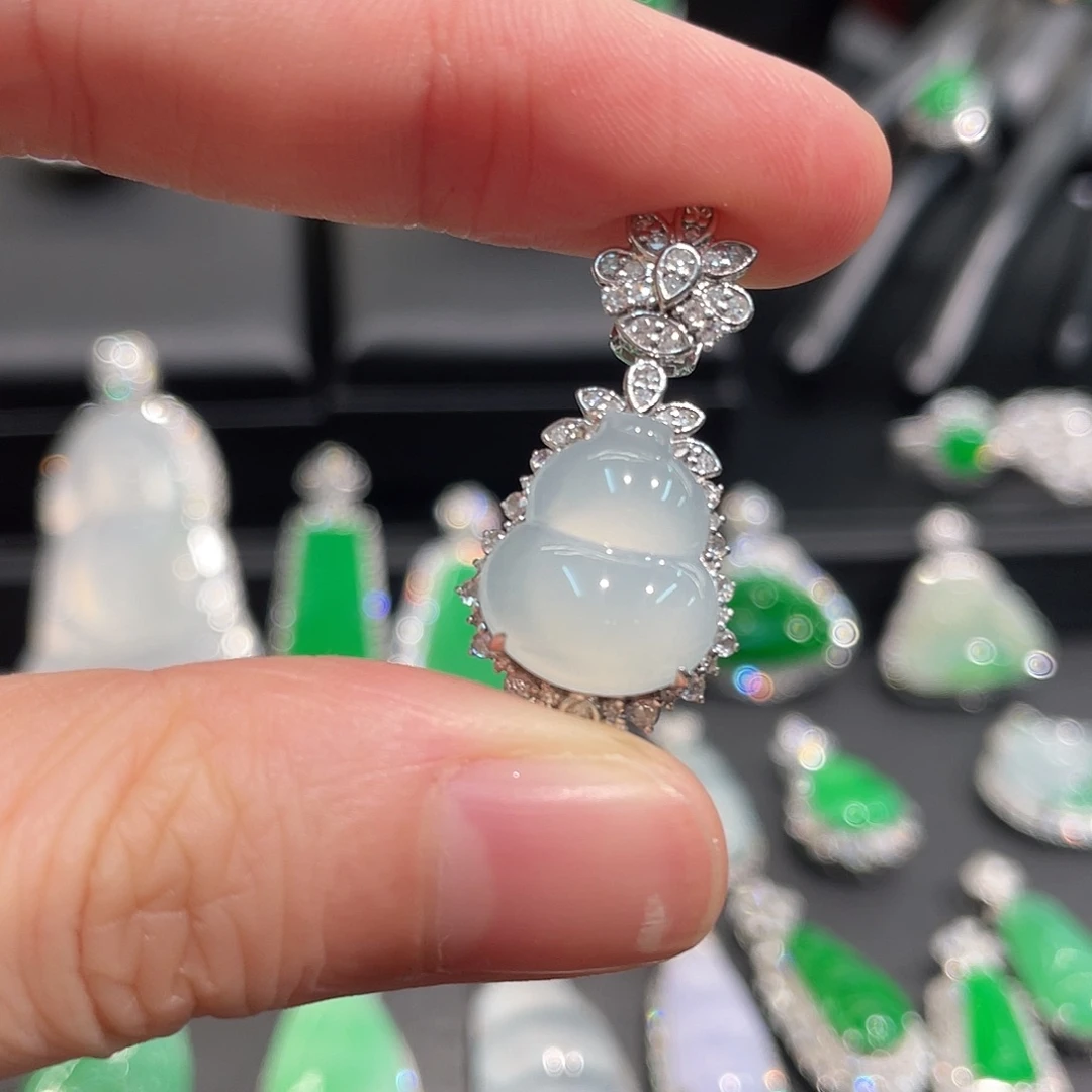 翡翠18K金镶嵌颈饰