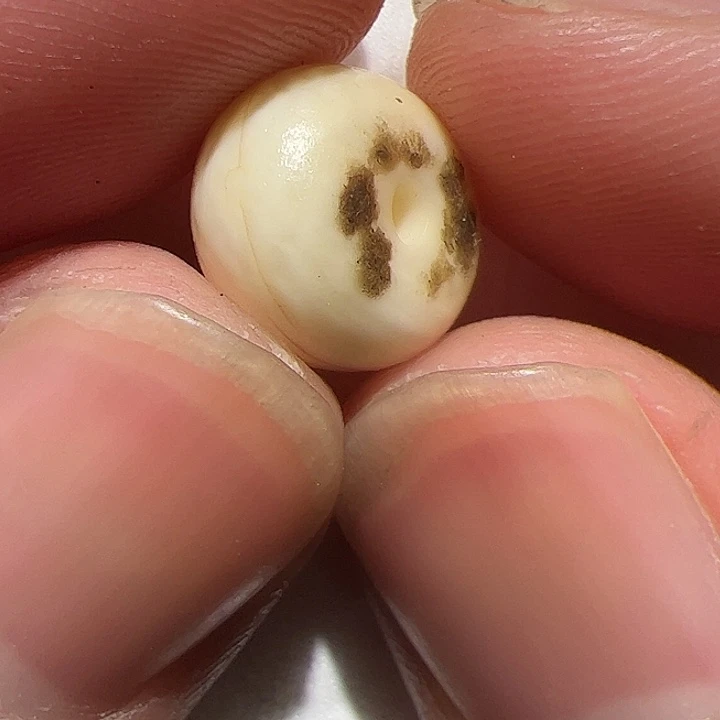 玻璃颈饰在这里的时候