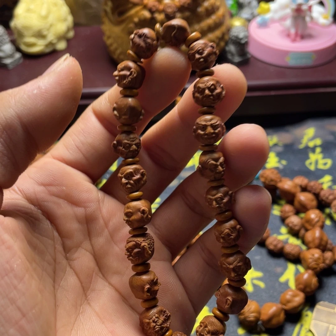 萍***逢龙纹桃核雕刻小罗汉