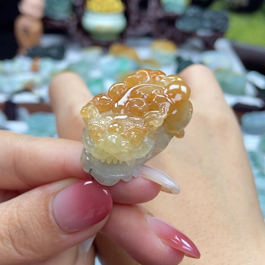 翡翠未镶嵌颈饰黄翡洒金 含珠貔貅