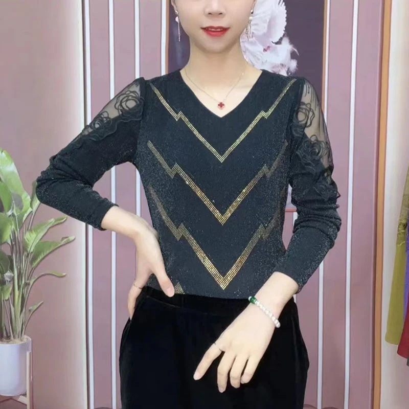妈妈装2025春秋洋气减龄蕾丝镂空烫钻韩国纱V领小衫女士显瘦上衣