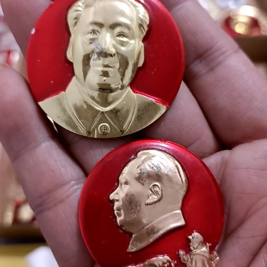 铝用****1圆形红色文字像章