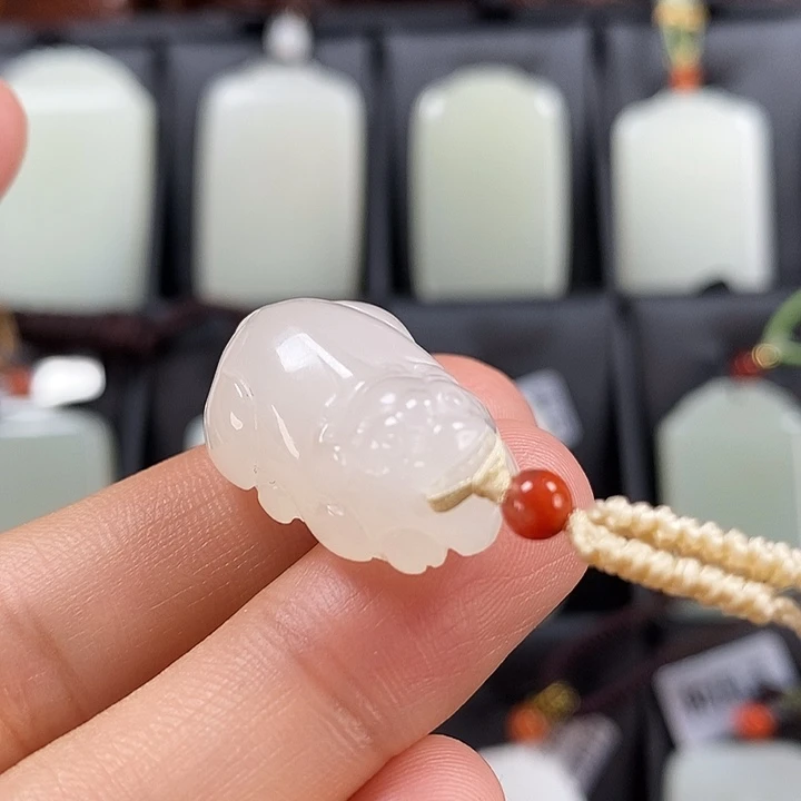 颈饰未镶嵌和田玉貔貅