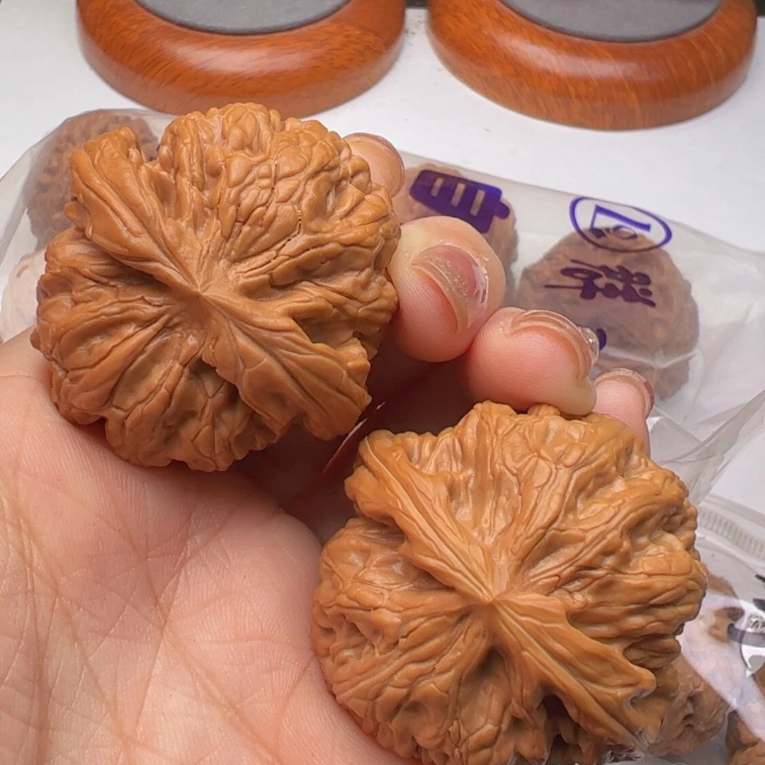 文玩核桃吊坠红锦鲤40
